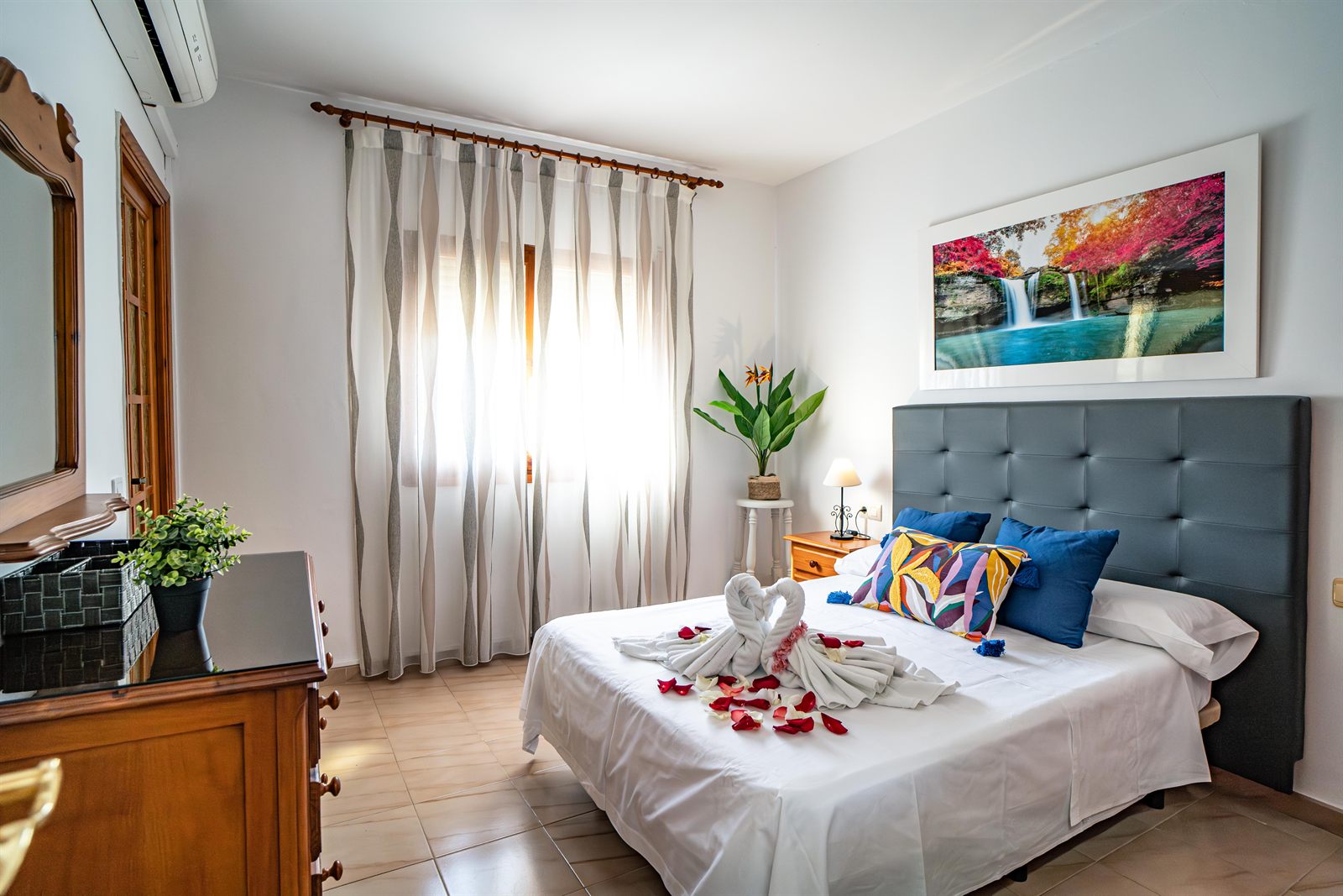 Dormitorio doble con ropa blanca y detalles de bienvenida