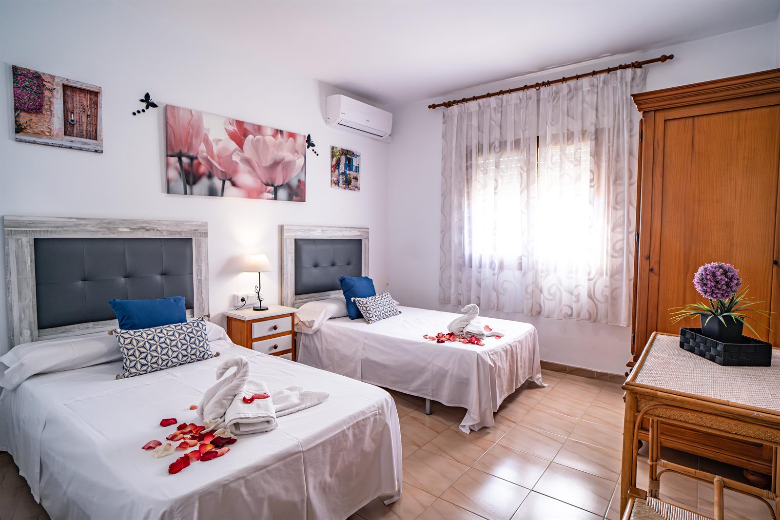 Dormitorio con vistas al jardín