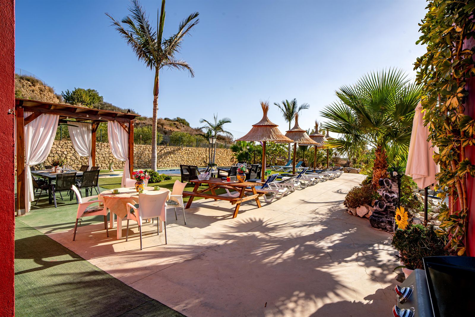 Jardín y zona de comedor exterior