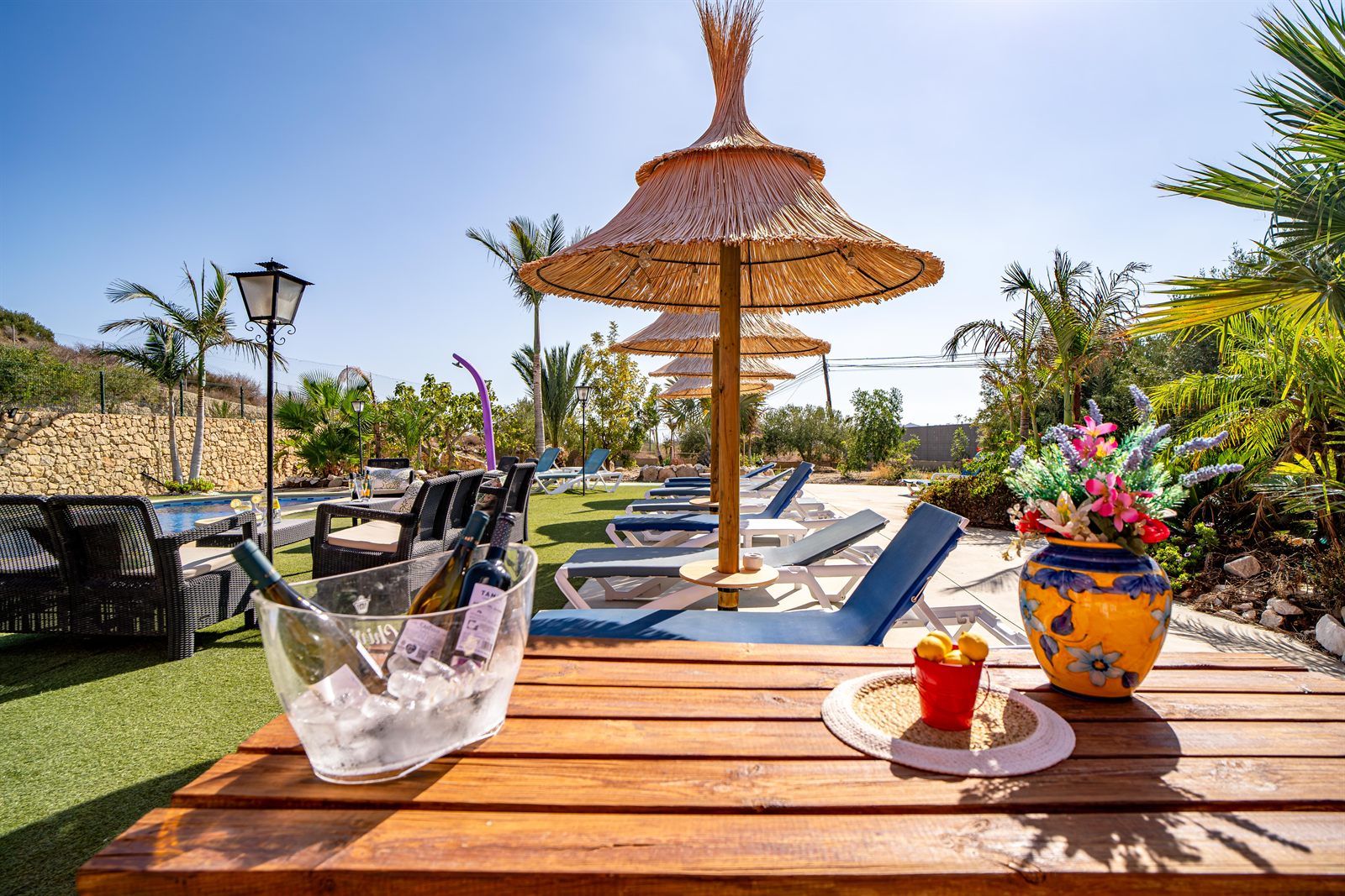 Zona de relax junto a la piscina