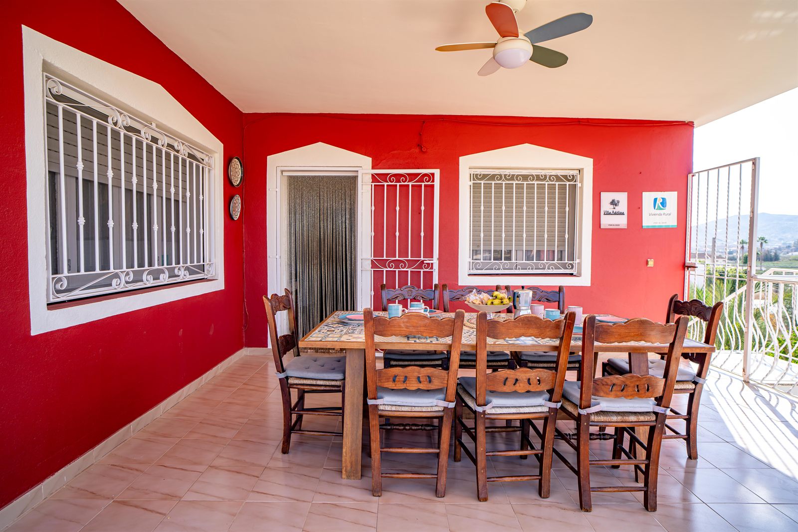 Comedor en la terraza cubierta de Villa Adelina