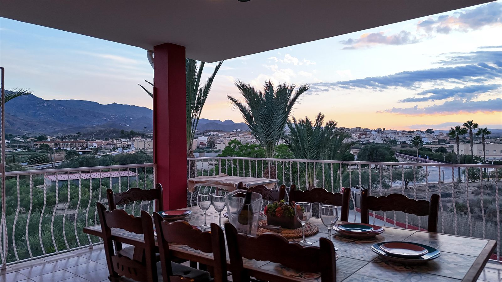 Terraza con vistas al pueblo y a la Sierra Cabrera al atardecer